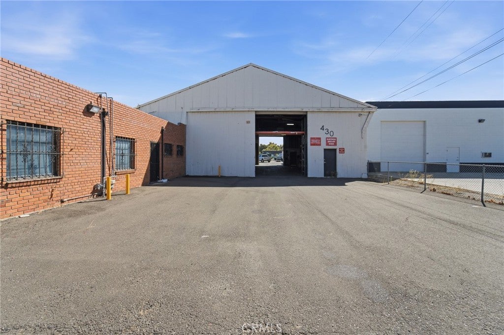 945 E Lindsay