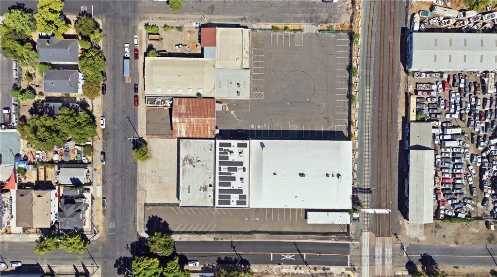 945 E Lindsay