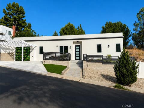 Photo of 4724 El Caballero Drive, Tarzana, CA 91356 (MLS # SR26187335)