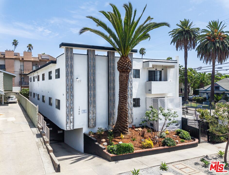 1900 Dracena Drive