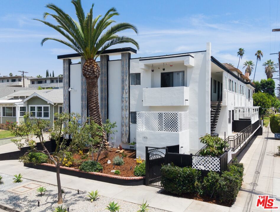 1900 Dracena Drive