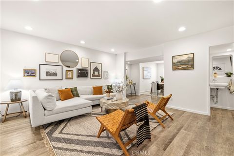 Photo of 14238 Dickens St #4, Sherman Oaks, CA 91423 (MLS # SR26076379)