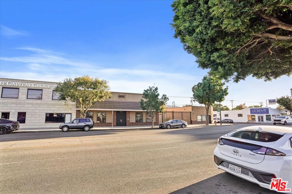1014 W Magnolia Boulevard