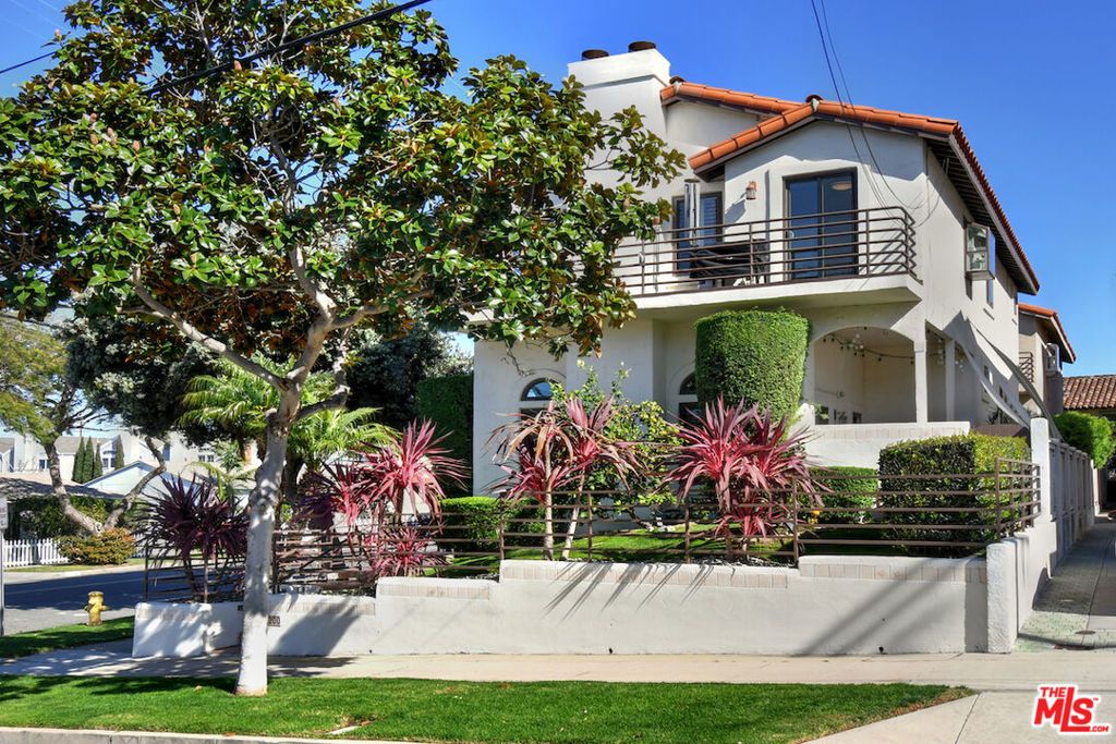 Photo of 200 S Juanita Avenue, Redondo Beach, CA 90277 (MLS # 26654541)