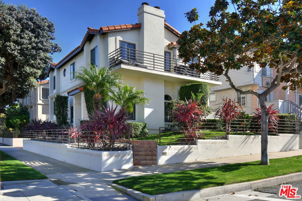 Photo of 200 S Juanita Avenue, Redondo Beach, CA 90277 (MLS # 26654541)