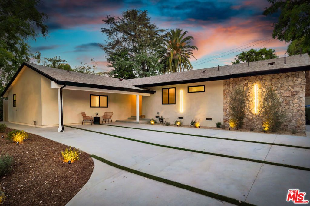 Photo of 20456 Tiara Street, Woodland Hills, CA 91367 (MLS # 25582979)