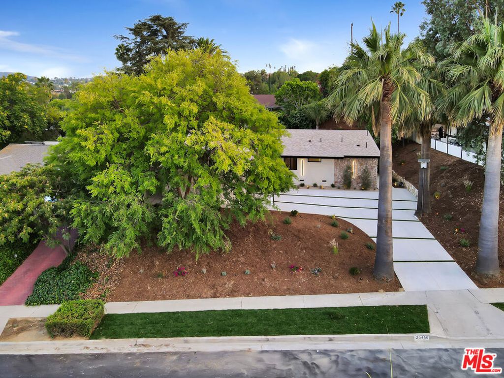Photo of 20456 Tiara Street, Woodland Hills, CA 91367 (MLS # 25582979)
