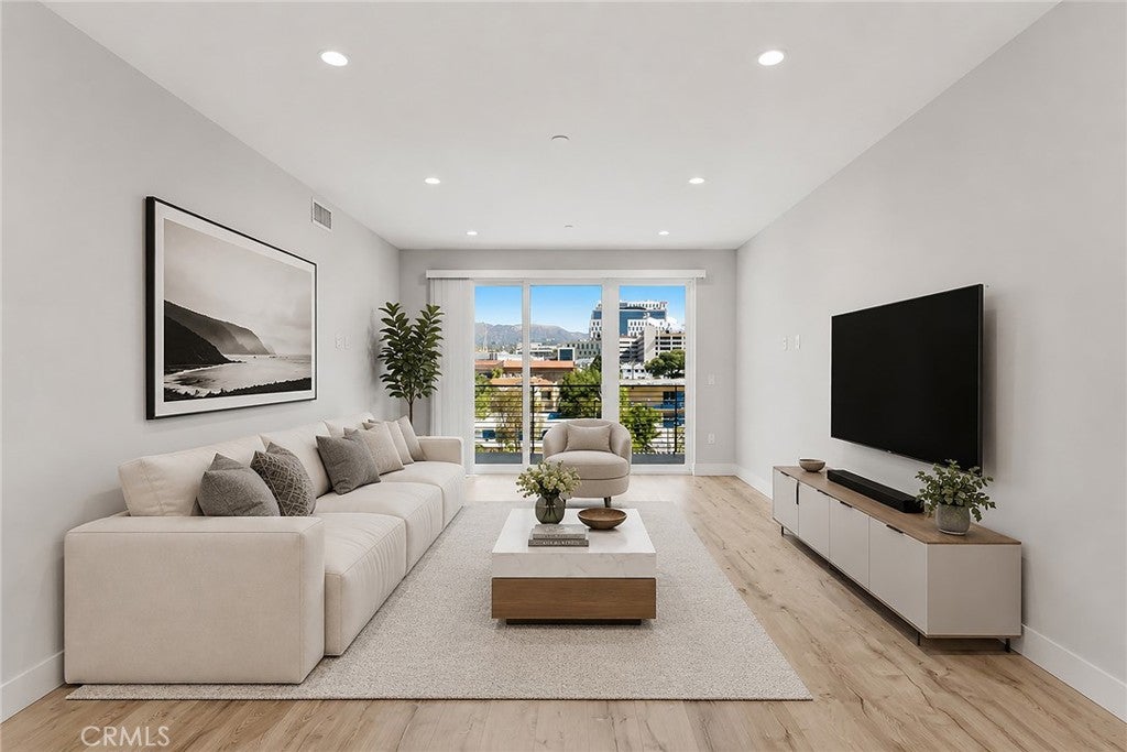 5820 La Mirada Avenue 302