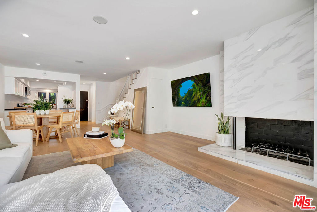 Properties 3 255 S Barrington Avenue D6