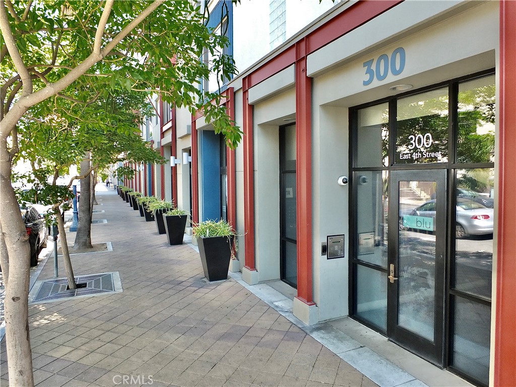 300 E 4th 215