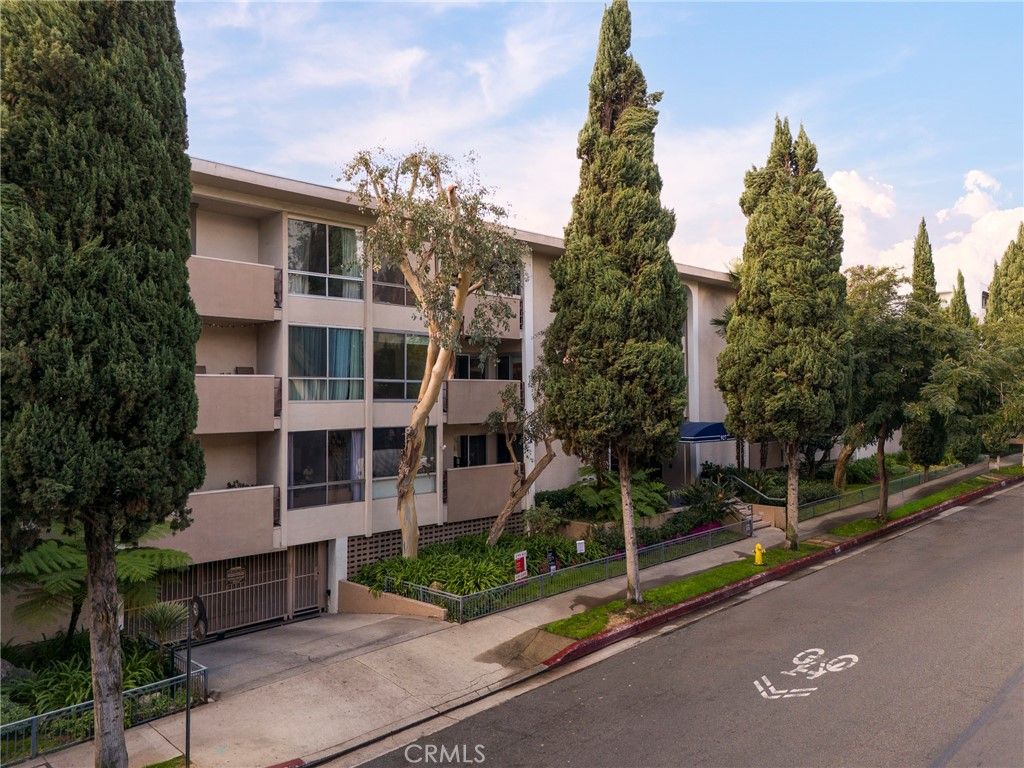 Photo of 927 N Kings Road #118, West Hollywood, CA 90069 (MLS # SB25260272)