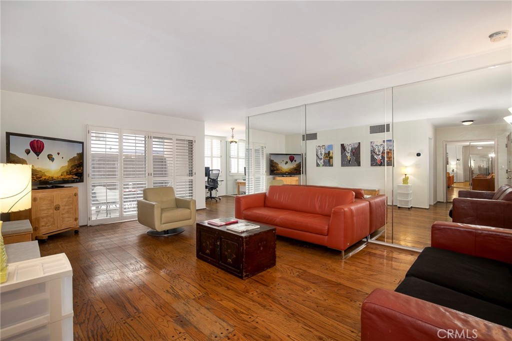 927 N Kings Road 118