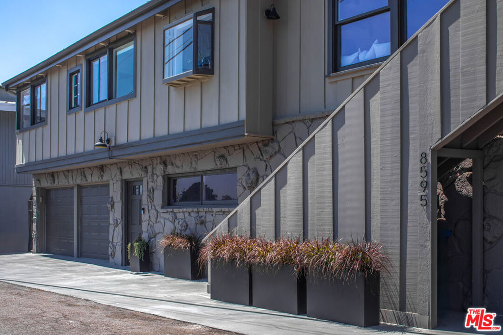 8595 Skyline Drive