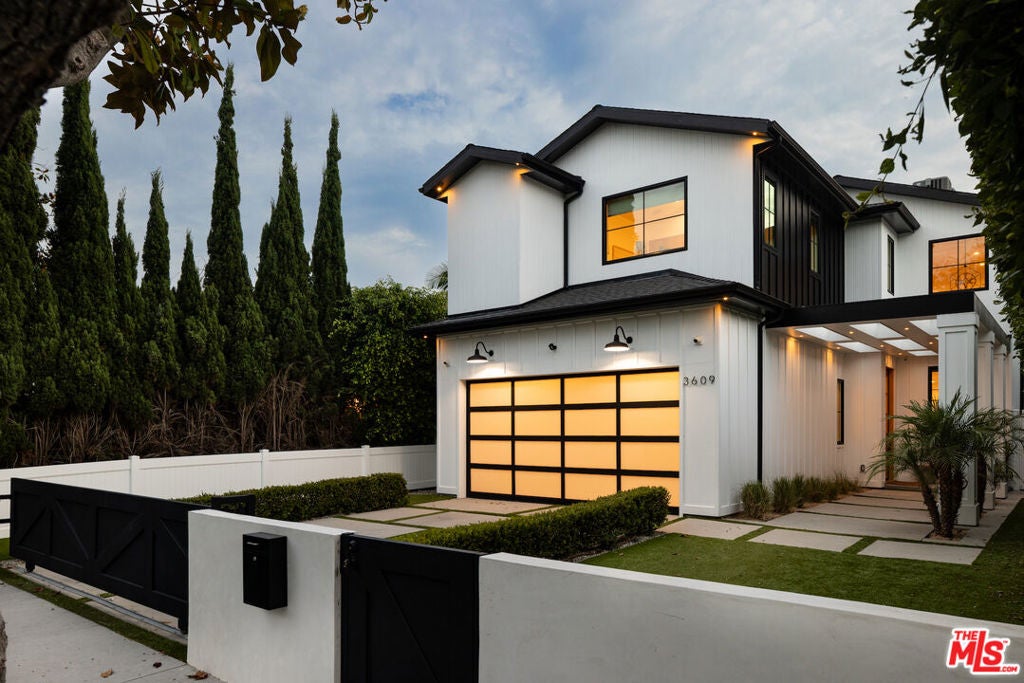 Photo of 3609 Greenwood Avenue, Los Angeles, CA 90066 (MLS # 26986189)