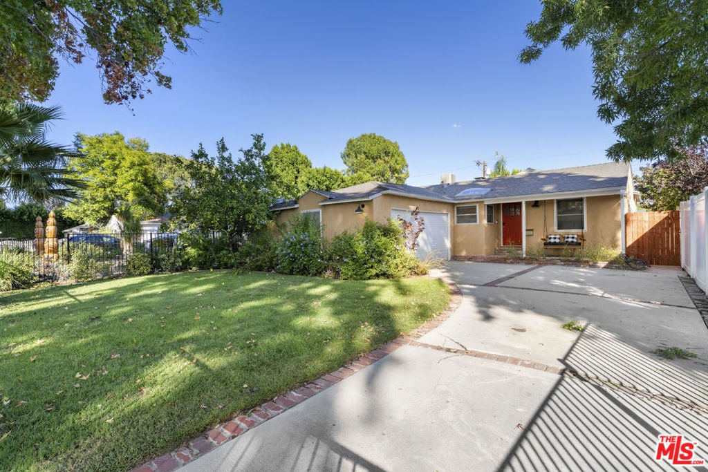 Photo of 5410 Columbus Avenue, Van Nuys, CA 91411 (MLS # 26102417)