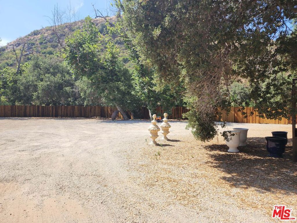 listing image 130722569693601163215