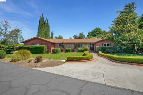 Photo of 2876 Stirrup Dr DR, Oakley, CA 94561 (MLS # 41134725)