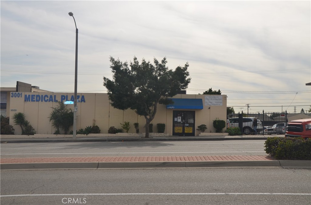 Available commercial space with parking spaces for your customers