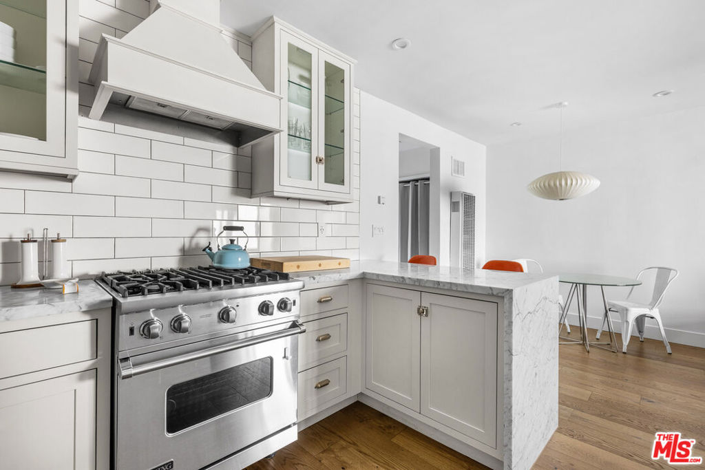 1929 Tamarind Avenue 8