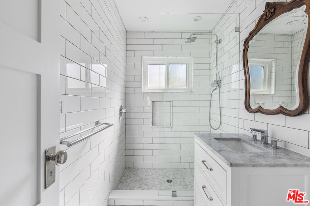 1929 Tamarind Avenue 8