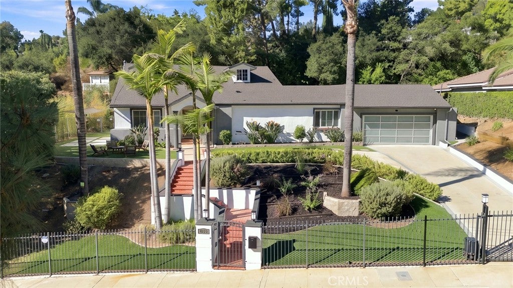 Photo of 4223 Mooncrest Place, Encino, CA 91436 (MLS # SR26222703)