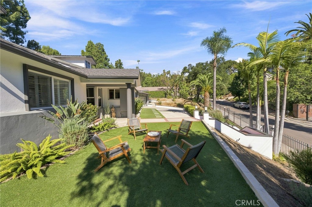 Photo of 4223 Mooncrest Place, Encino, CA 91436 (MLS # SR26222703)