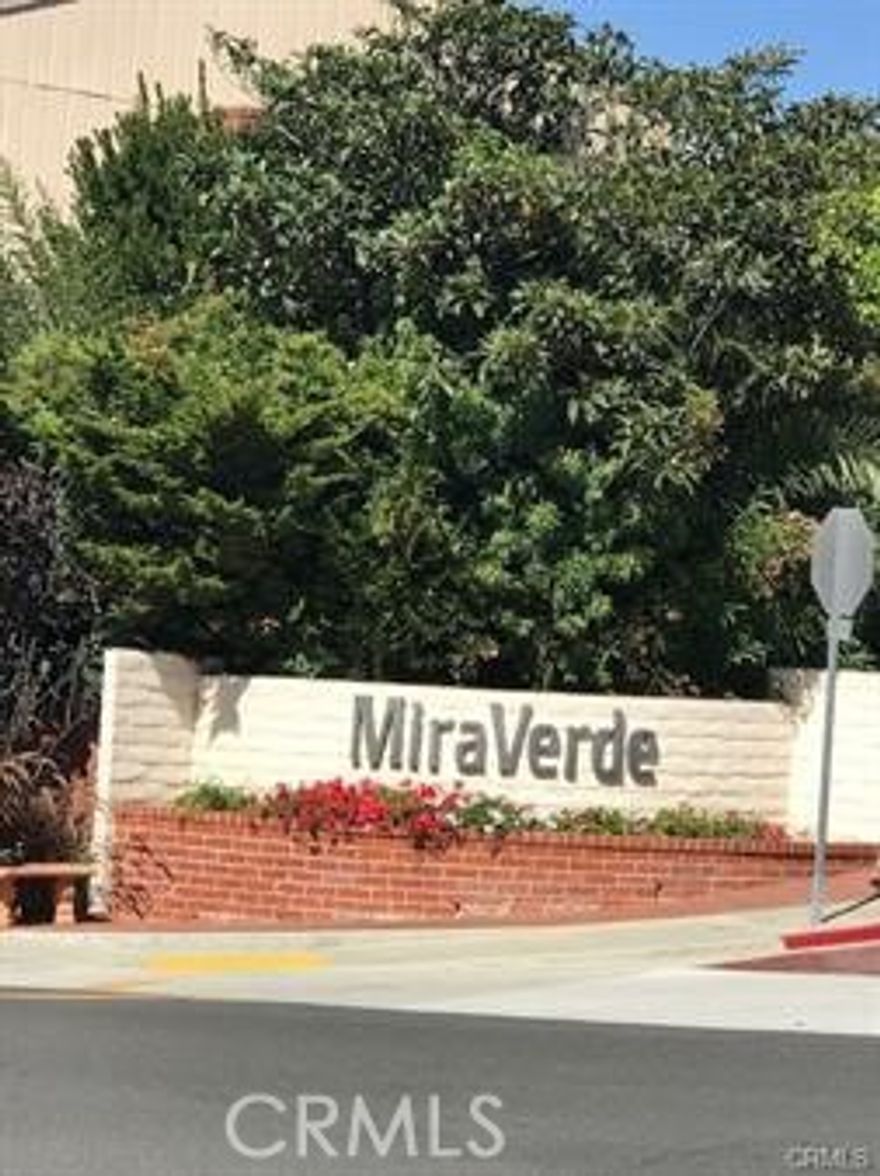 Bright and Spacious unit with ocean view from the living room and from the 2 bedrooms upstairs. Security guard at gate with tennis courts, pools and recreation room.