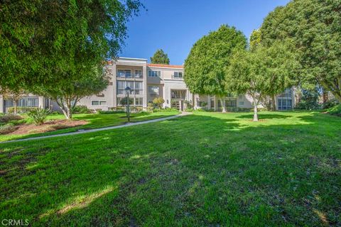 Photo of 5499 Paseo Del Lago W #2D, Laguna Woods, CA 92637 (MLS # OC26006179)