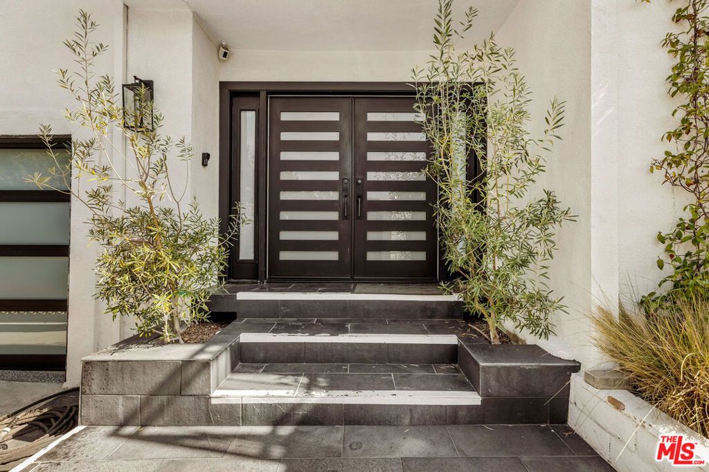 Photo of 2744 S Bentley Avenue, Los Angeles, CA 90064 (MLS # 26650439)