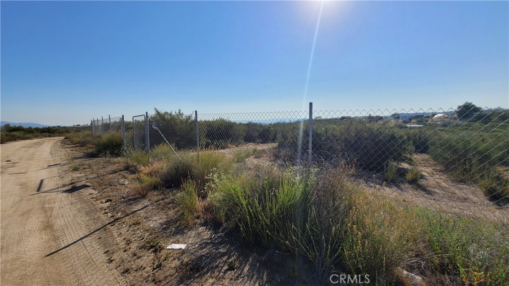 18.91 Acres – Usable Land w/ Well, Septic, Corral & Fencing – Prime Hemet/Temecula Location. Beautiful, flat to gently rolling 18.91-acre parcel at the NE corner of Five Mile Creek Rd & Willow Creek Rd. Property features an 800-ft deep well with 3 HP pump delivering approx. 20 GPM of fresh water, plus an enclosed 3-acre chain-link fenced area, a small corral, and an outhouse with septic tank and shower stall. Scenic and oak-studded, with seasonal creek and boulder features—ideal for custom or manufactured home, horses, vineyard, farming, or off-grid living. Electric nearby, solar-ready. Excellent access with frontage on two roads. Located between Temecula & Hemet—approx. 10 mi to Temecula Wine Country, 14 mi to Hemet, and 1.3 mi to paved road. Close to Lake Skinner, Vail Lake, Diamond Valley Lake, Pechanga & Soboba Casinos. Perfect for homebuilders, ranchers, or investors seeking usable land in a growing area.
