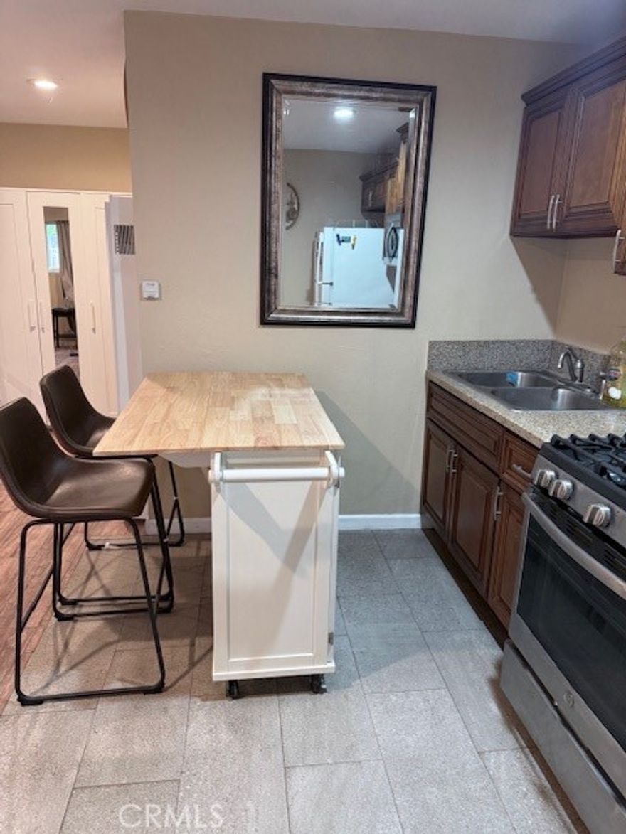 Private Studio available in the great neighborhood of East Whittier. Quite location, walking distance to Ocean View Elementary school and East Whittier Middle school. Studio Offers kitchen, gas stove, microwave, A/C unit, gas heating and full bath. All utilities are included (gas, water, trash and electricity)