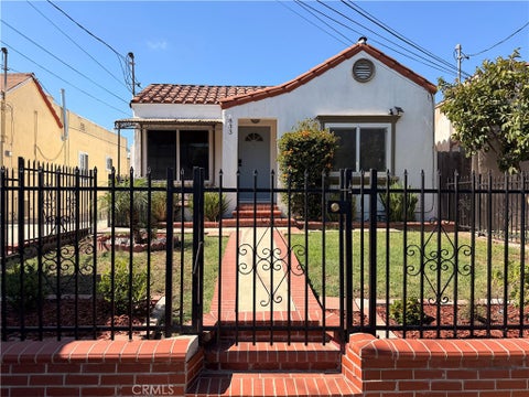 Photo of 833 W 98th ST, Los Angeles, CA 90044 (MLS # SR26126318)