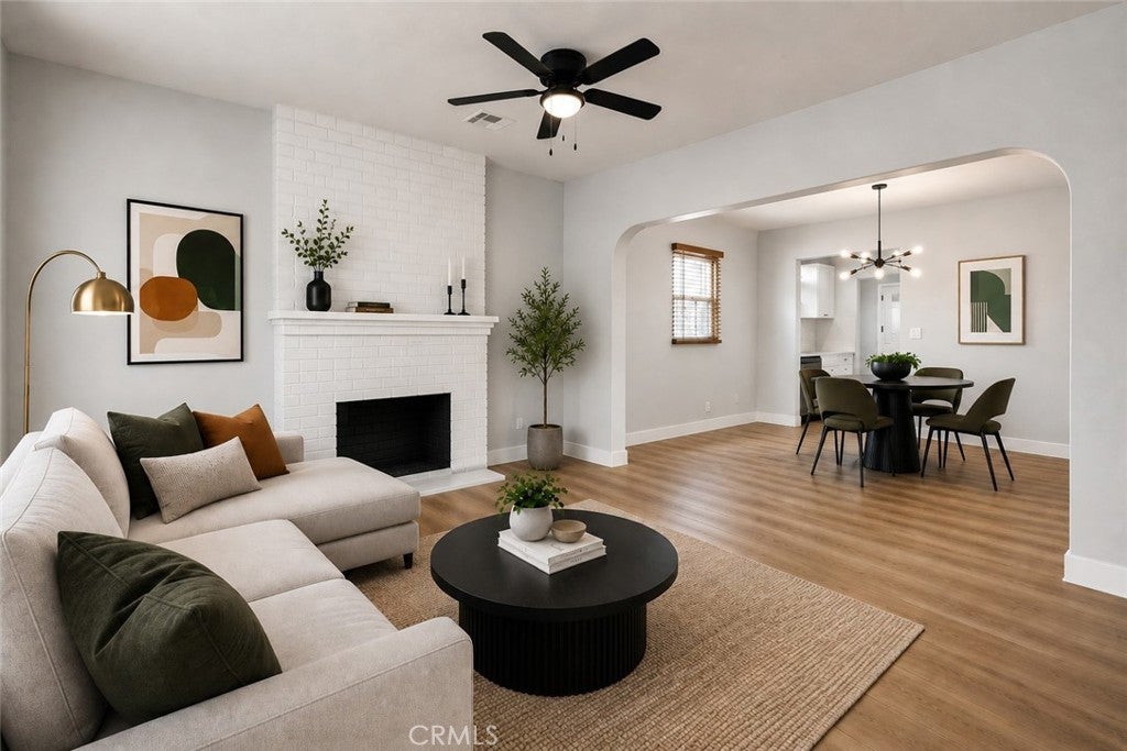 833 W 98th ST, Los Angeles CA 90044