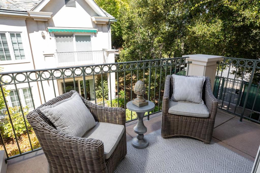 1 W Edith Avenue D226