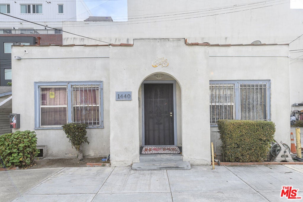 1438 W 25th Street