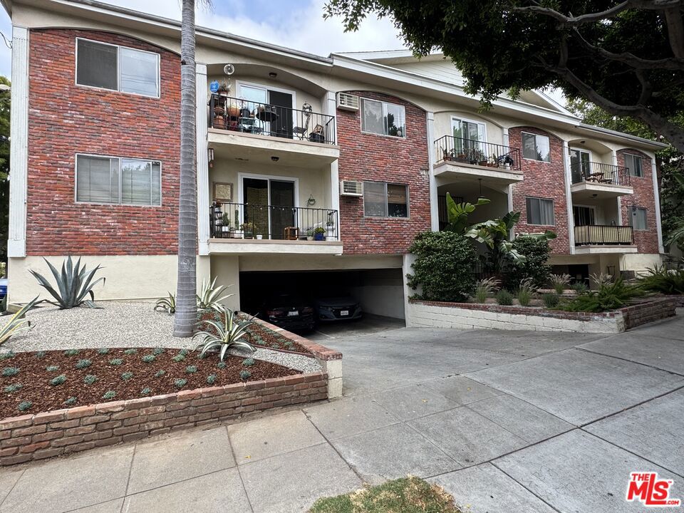 Remodeled and updated. Located in one of the Best Santa Monica Location just south of Wilshire boulevard walking distance to almost everything. Bright open floor plan. Large living room and dining area with recessed lights, wet bar. Modern white Kitchen has Quartz Counter Tops and all built appliances. Nice balcony off of primary bedroom, great closet space