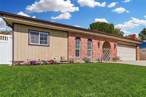 Photo of 26632 Torreypines Drive, Newhall, CA 91321 (MLS # SR26120834)