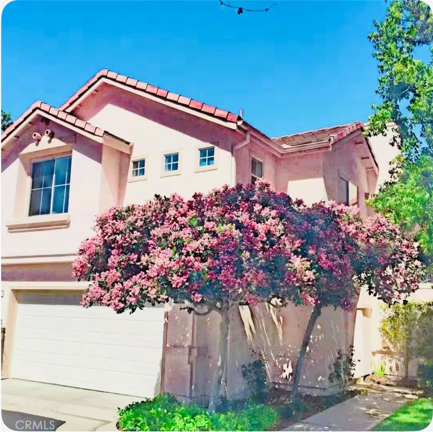Beautiful single family 2 stores, 3 bedrooms and 2.5 bathrooms with back yard for rent.
