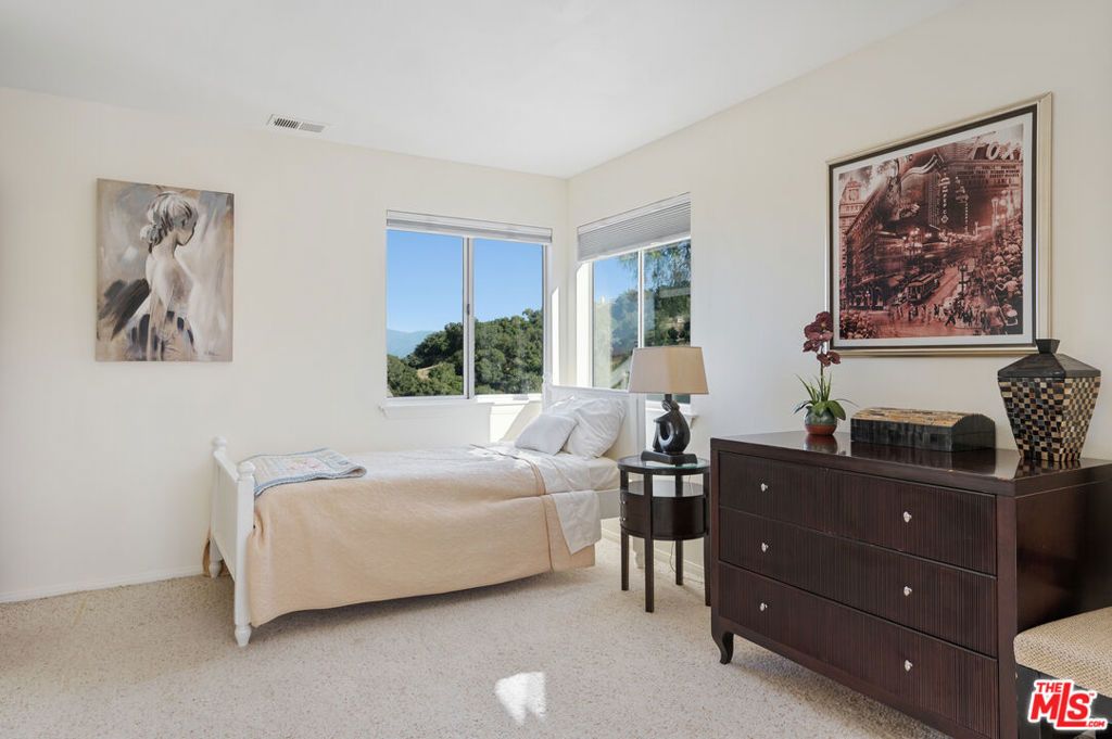 listing image 130727878555501234304