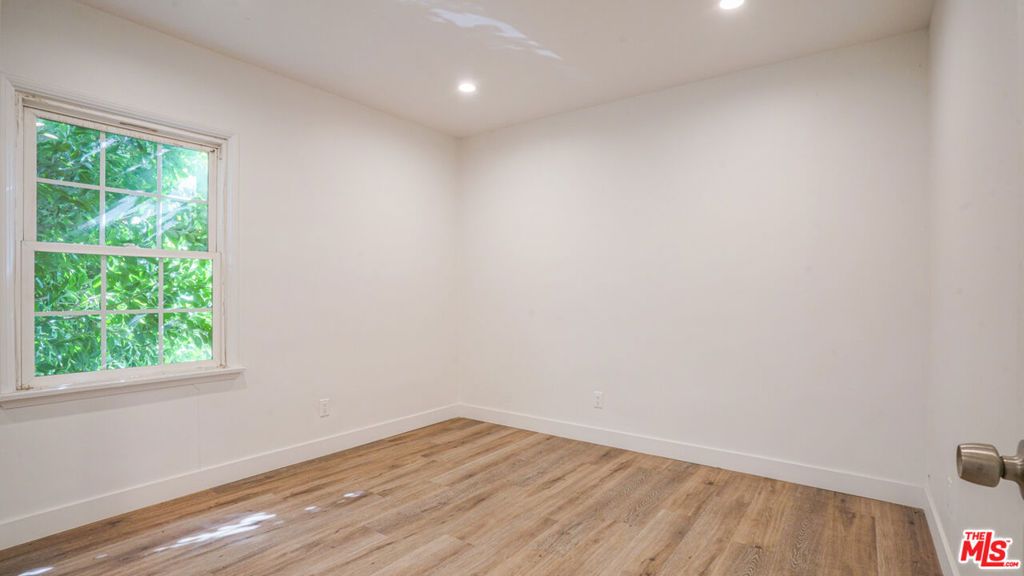 listing image 130722818813439735744