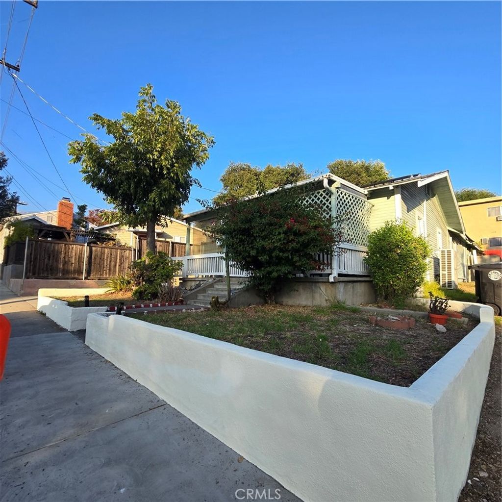 Photo of 3928 La Crescenta Avenue, Glendale, CA 91020 (MLS # SR25248090)