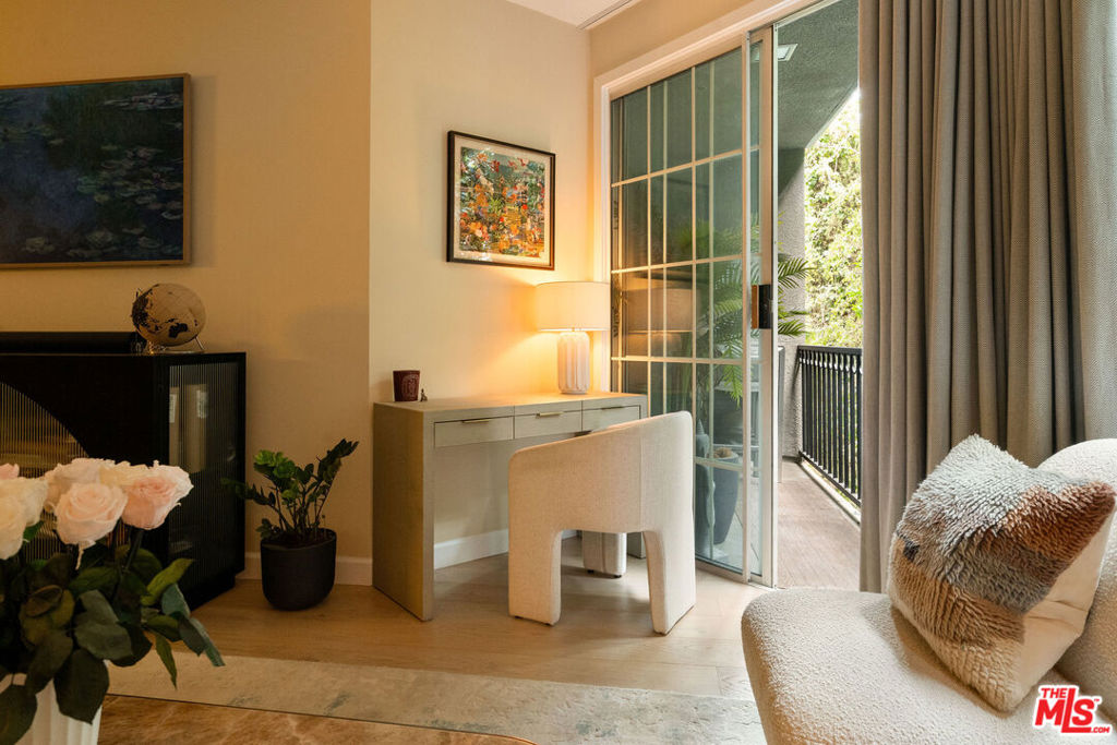 585 N Rossmore Avenue 407