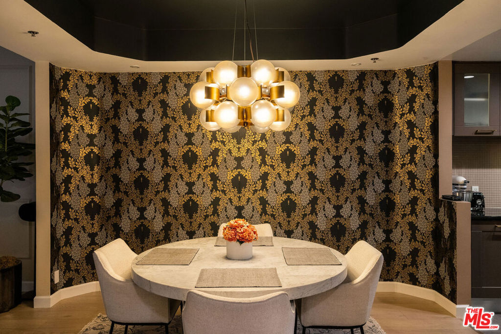 585 N Rossmore Avenue 407