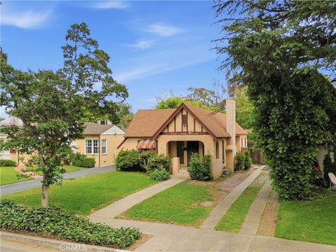 Photo of 4720 Denny Ave, Toluca Lake, CA 91602 (MLS # SR26078010)