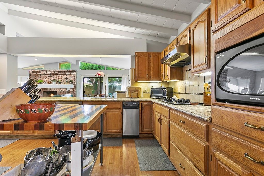listing image 130729622437997783225