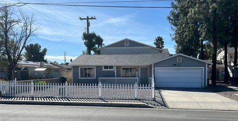 Photo of 955 W Devonshire AVE, Hemet, CA 92543 (MLS # PW26233533)