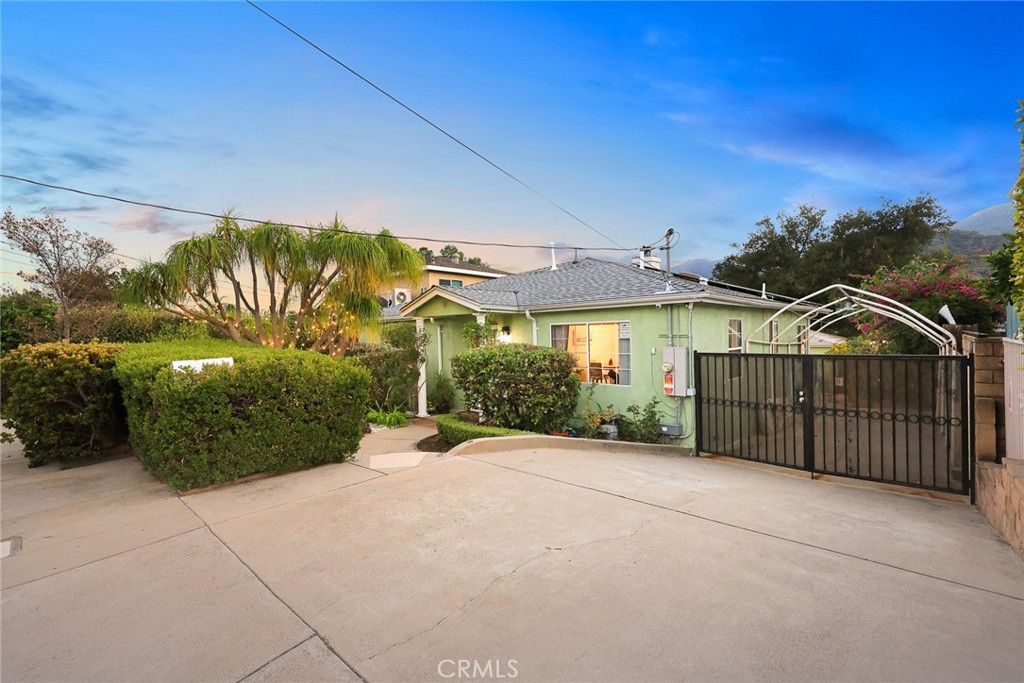 Photo of 2966 Piedmont Ave, La Crescenta, CA 91214 (MLS # GD25252936)