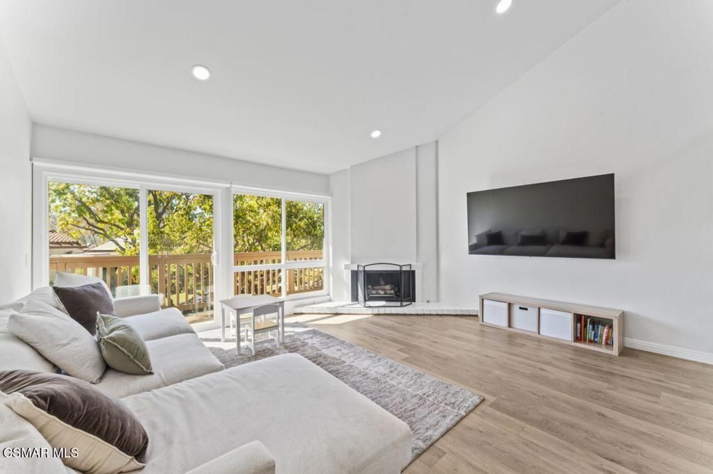 Photo of 559 Racquet Club Lane, Thousand Oaks, CA 91360 (MLS # 225005533)