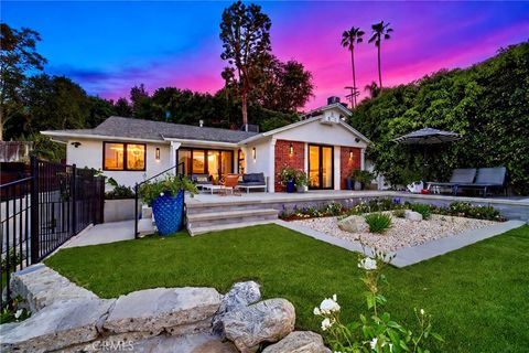 Photo of 13646 Valley Vista Blvd, Sherman Oaks, CA 91423 (MLS # SR26090438)