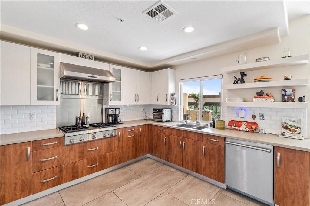 Photo of 308 5th Street, Huntington Beach, CA 92648 (MLS # OC25215575)
